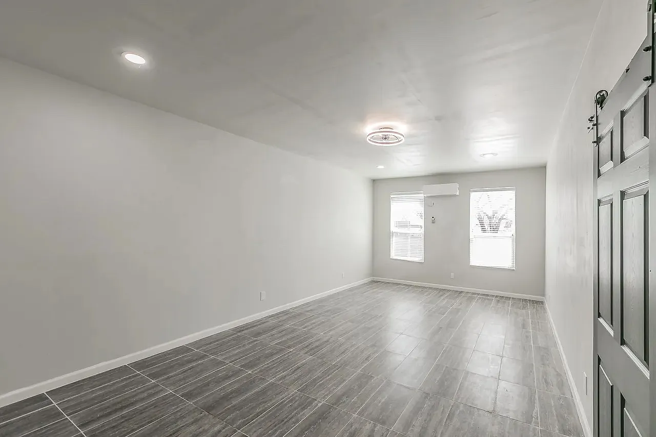 2 bed, 1050 sqft, $1,600 — Photo 2