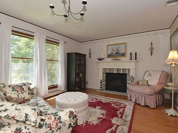 3rd image of 29 Millbury Ln