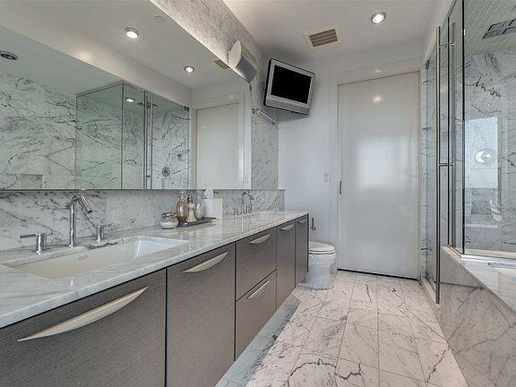 5th image of 2900 McKinnon St APT 2701
