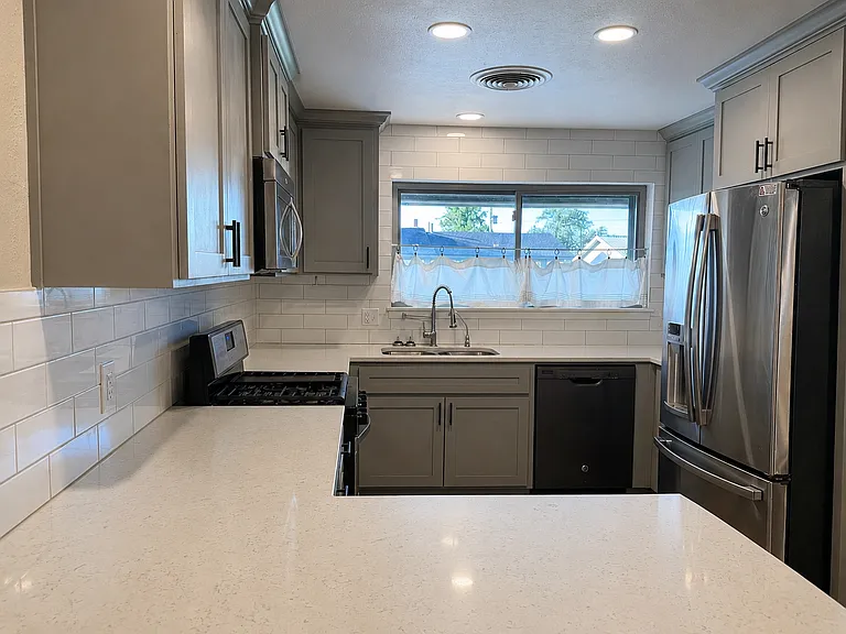 4715 Laura Dr — Photo 28