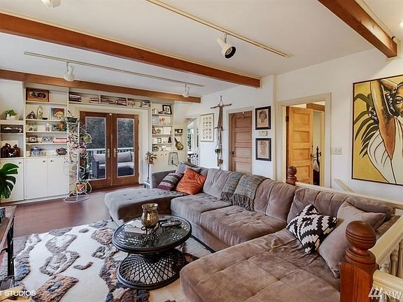 Spacious living room