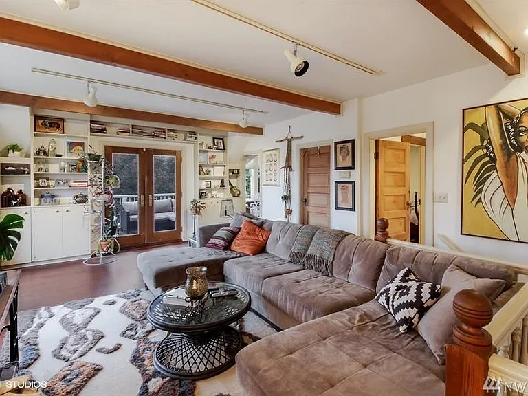 Spacious living room