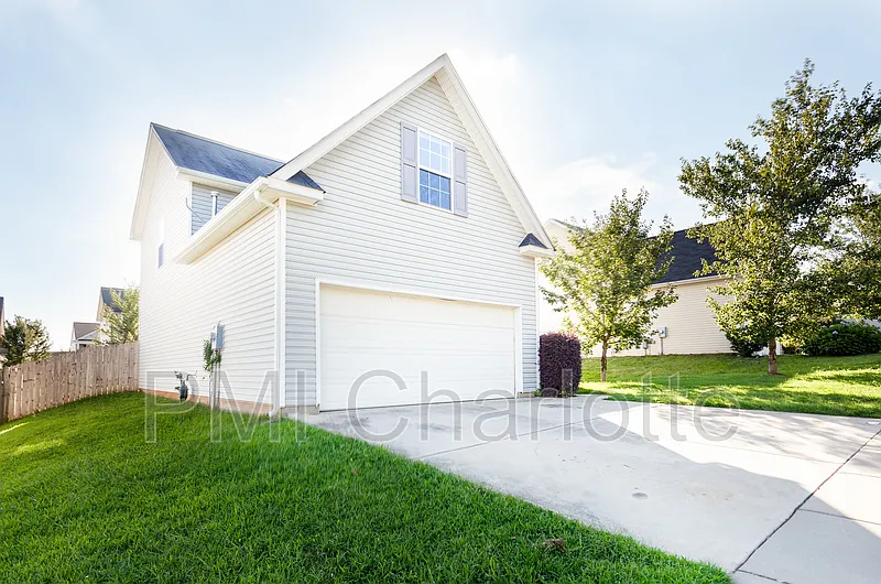 4 bed, 2.5 bath, 2256 sqft, $2,275 — Photo 3