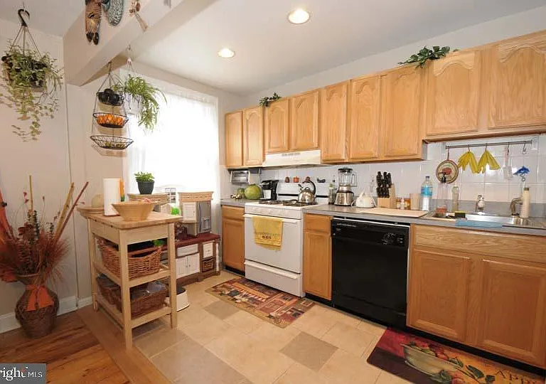 324 Dawson St — Photo 7