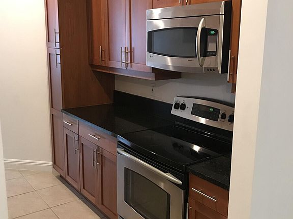 3rd image of 252 SW 14th Ave #252