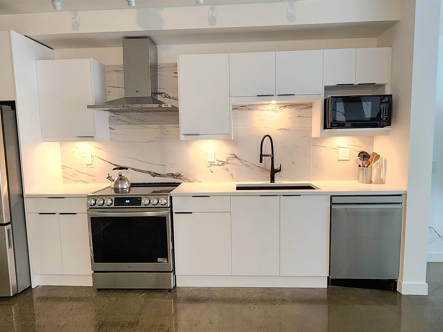 2 bed, 800 sqft, $4,370 — Photo 3