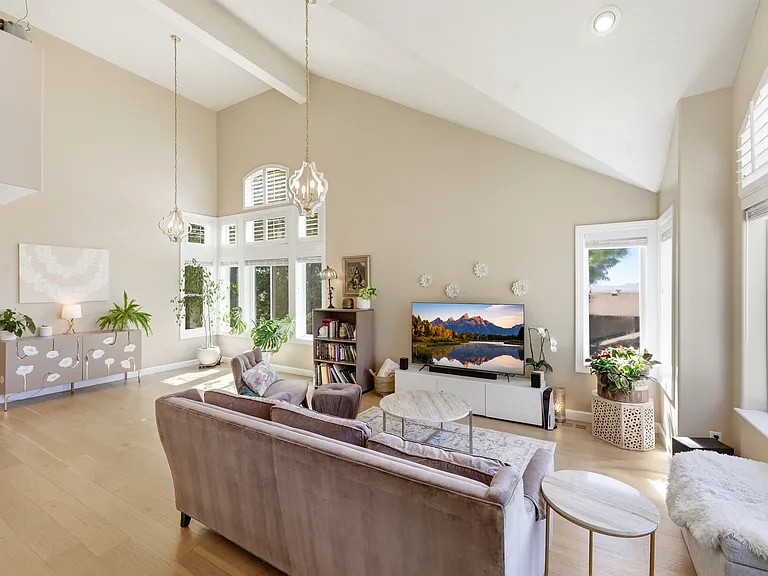 660 Cayias Dr — Photo 4