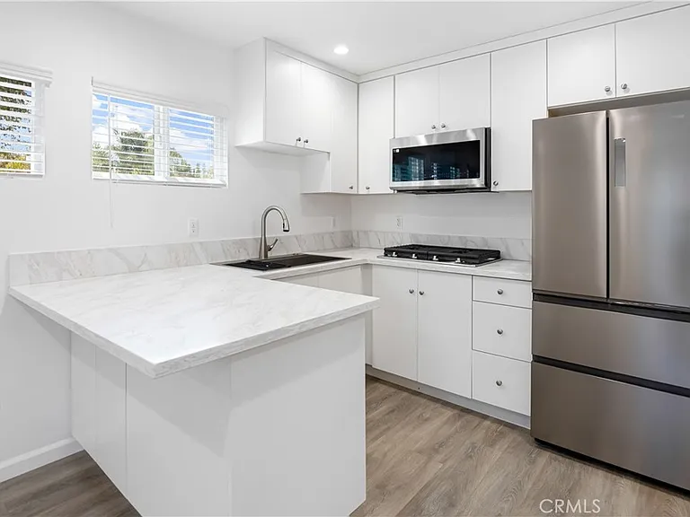 7042 White Oak Ave — Photo 4