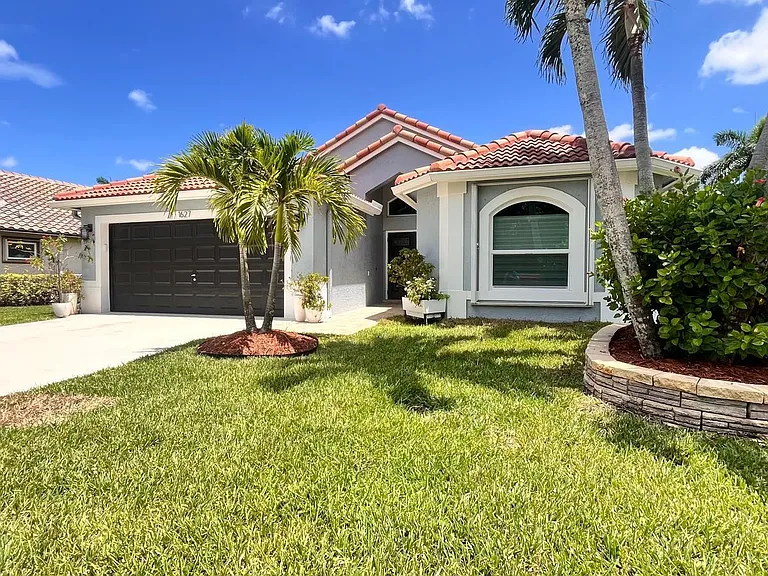 1627 Oak Berry Cir — Photo 1