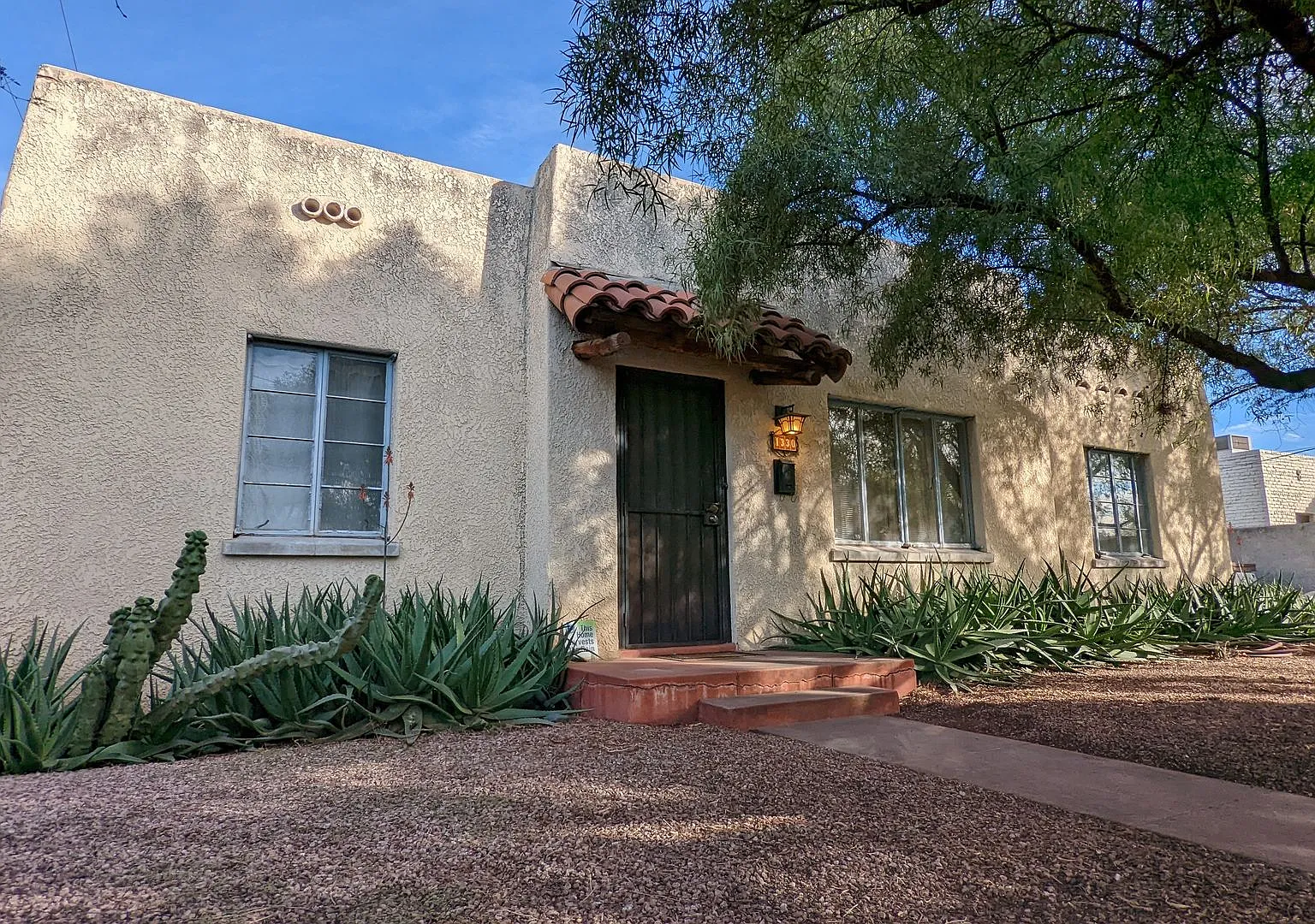 Stunning Central Tucson Home - 3 bed & 2 Bath - UofA & Banner Area — Photo 1