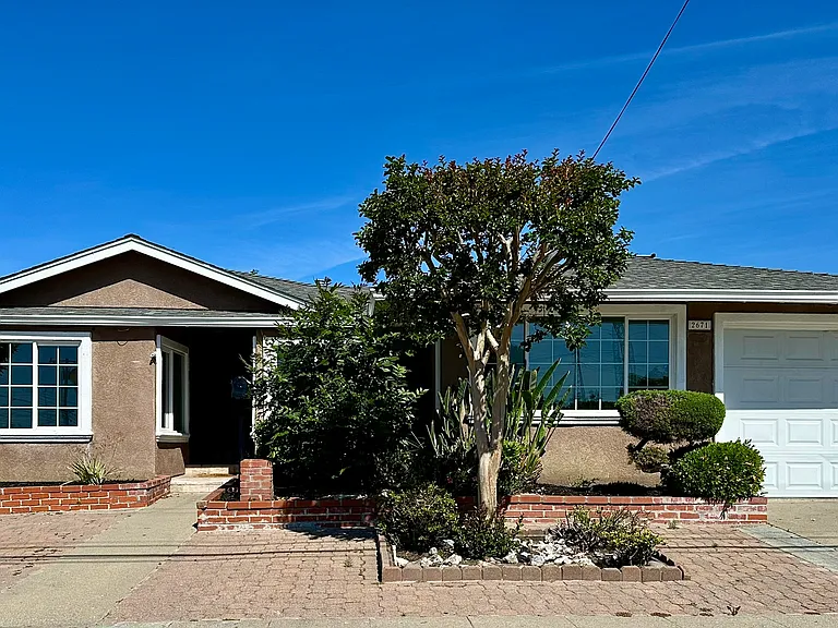 2671 Hawthorne Ave — Photo 3
