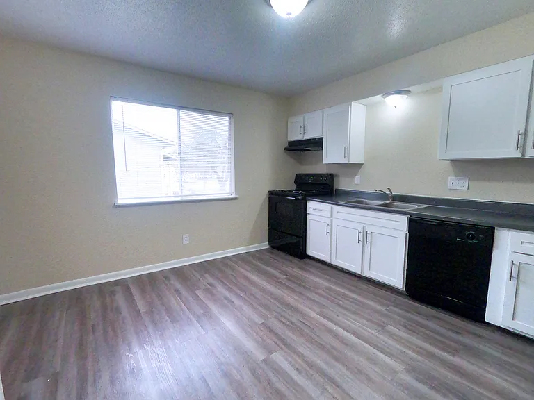 Anderson Point Apartments — Photo 15