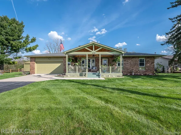 428 E Shore Dr, Whitmore Lake, MI 48189