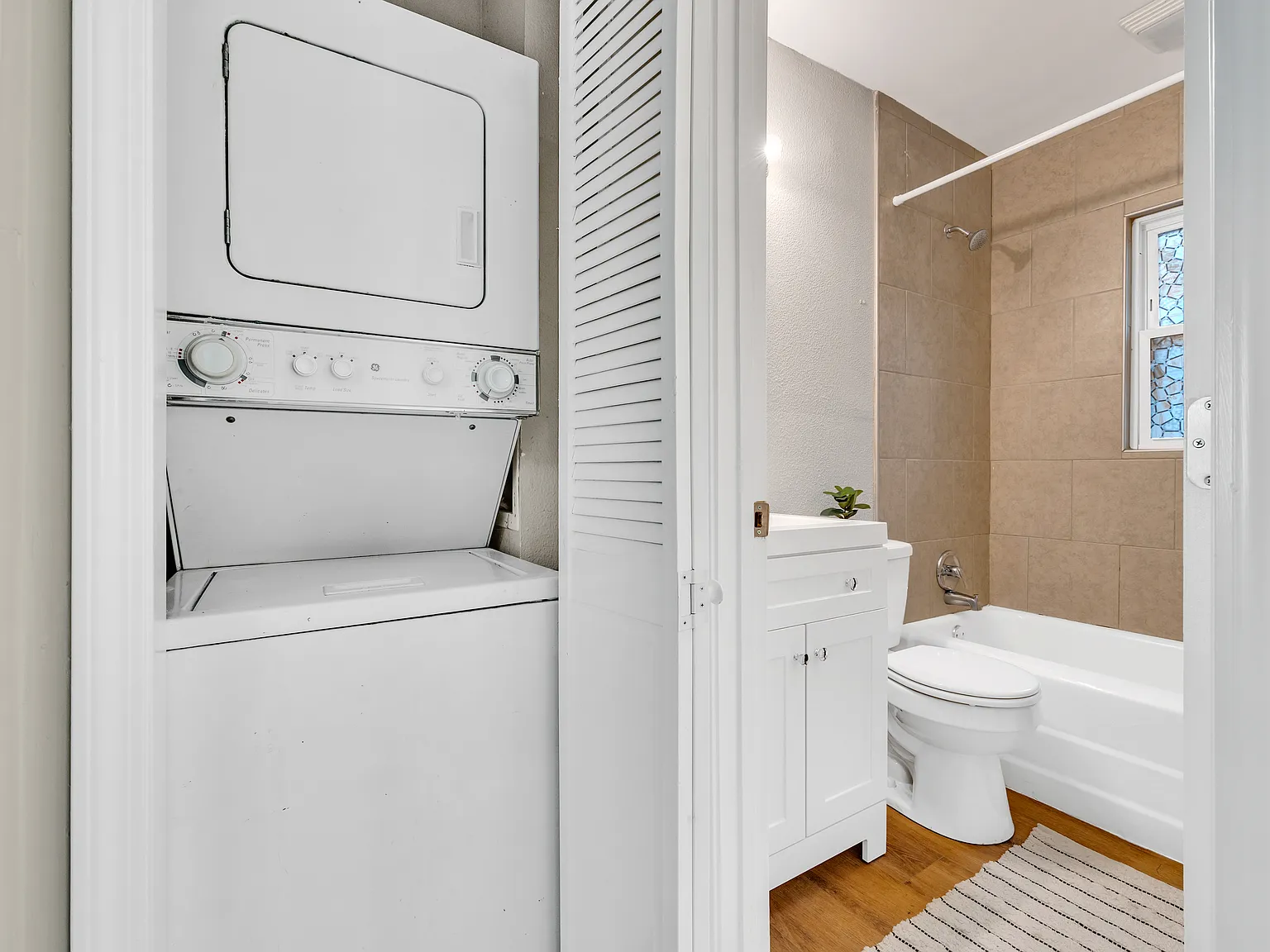 2 bed, 900 sqft, $2,700 — Photo 2