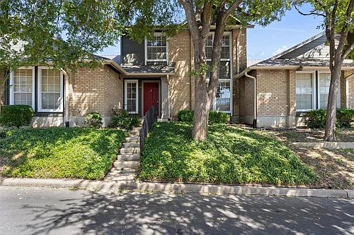 1015 E Yager Ln Photo 1