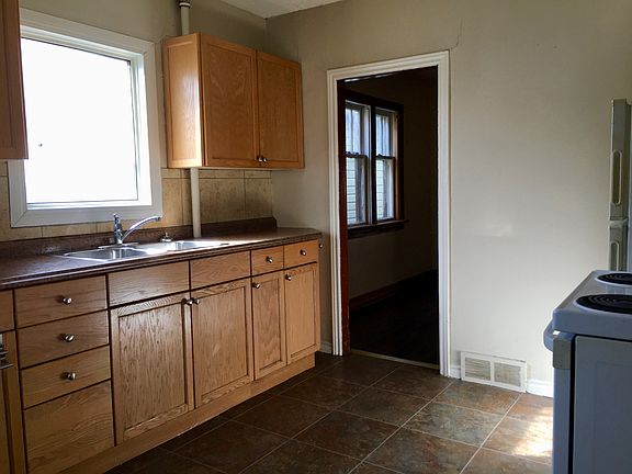 4th image of 2117 Winnipeg St