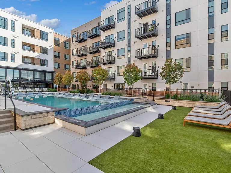 BroadwayPark_amenity_pool (1)