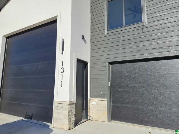 1311 Quiniela Dr, North Sioux City, SD 57049