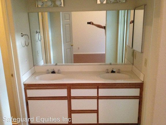 3rd image of 11625 208th St Unit D