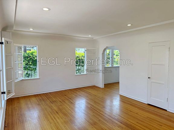 3rd image of 1016 1/2 S Crescent Heights Blvd