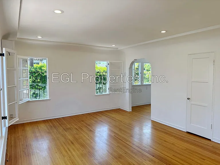 1016 1/2 S Crescent Heights Blvd — Photo 3