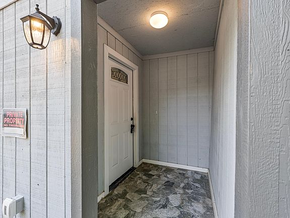 3rd image of 1025 S Throckmorton St