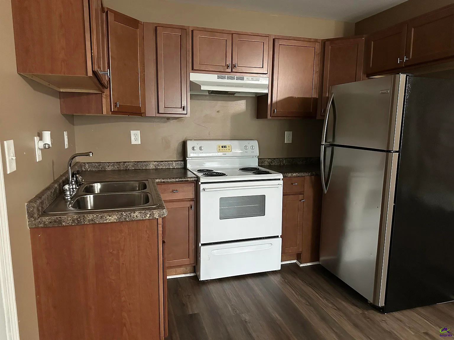 3 bed, 2.0 bath, 960 sqft, $1,100 — Photo 3