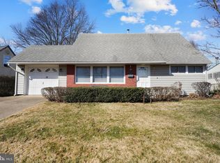 11 Viewpoint Ln, Levittown, PA 19054