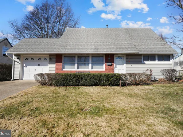 11 Viewpoint Ln, Levittown, PA 19054