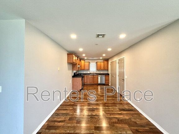 4th image of 2102 Greenbrier Ct