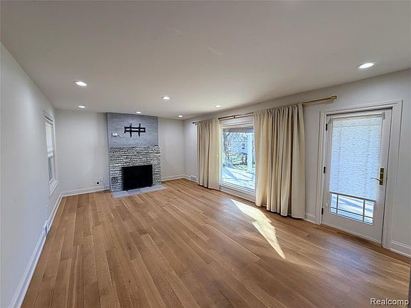 3rd image of 1648 Yorkshire Rd
