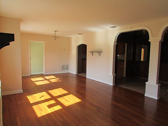 4th image of 319 E 11th St