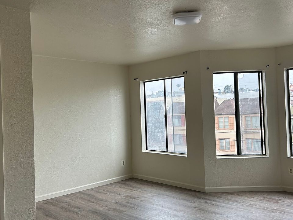 Nook can be used as 3rd room with divider
