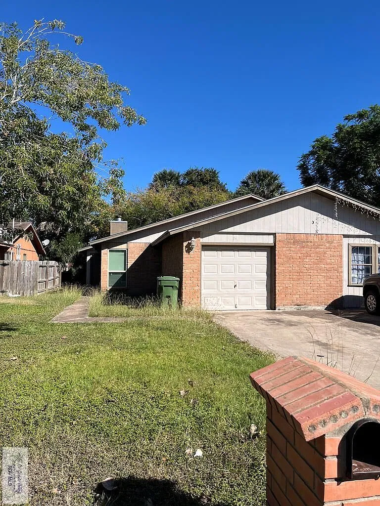 2 bed, 1.0 bath, 1128 sqft, $1,050 — Photo 1