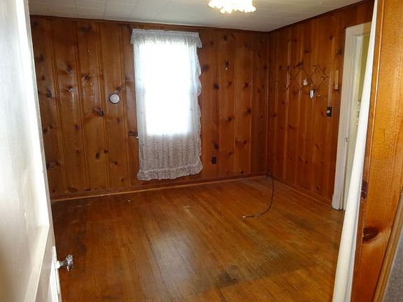 5th image of 364 Hester Ave