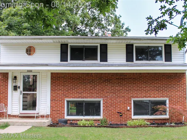 31686 Hazel St, Rockwood, MI 48173