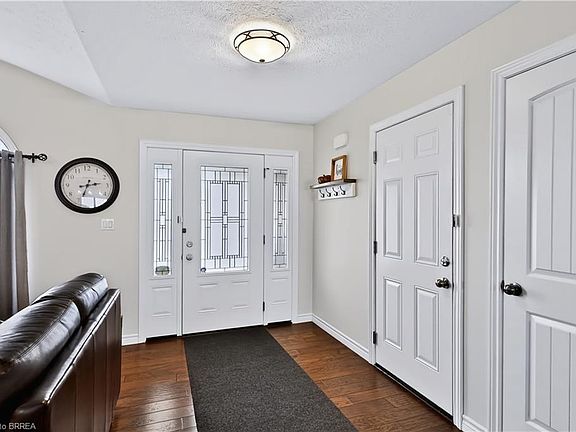 5th image of 62 Redbud Cres