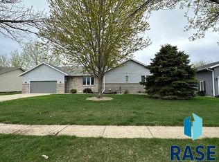 409 Oakmont Dr, Vermillion, SD 57069