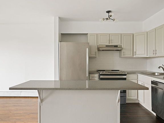 3rd image of 704 Greenwood Ave Floor 2