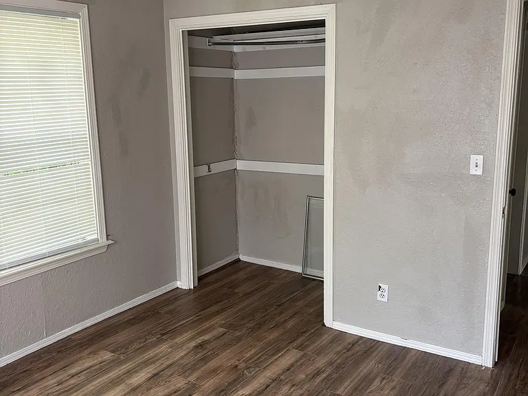 1207 E Main St — Photo 8