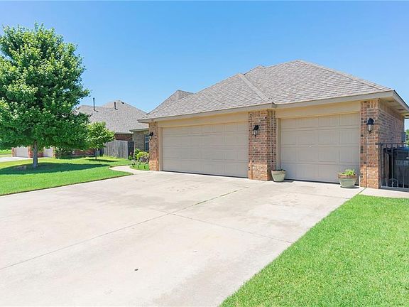 2nd image of 817 Carol Ann Pl