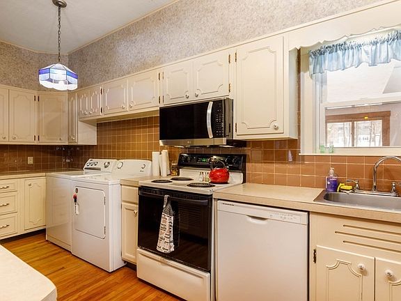 2nd image of 196 Chestnut St