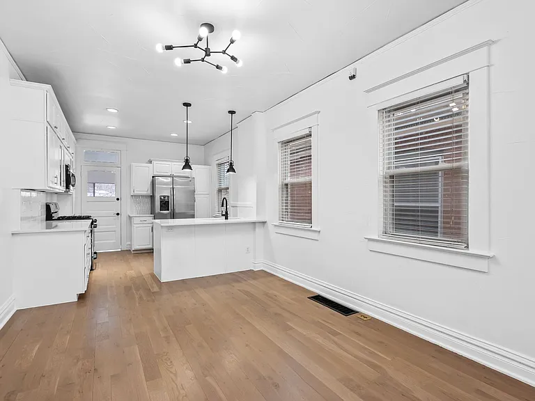 569 S Pearl St — Photo 10