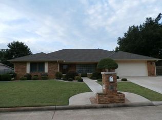 111 Saint Charles Pl, Chickasha, OK 73018