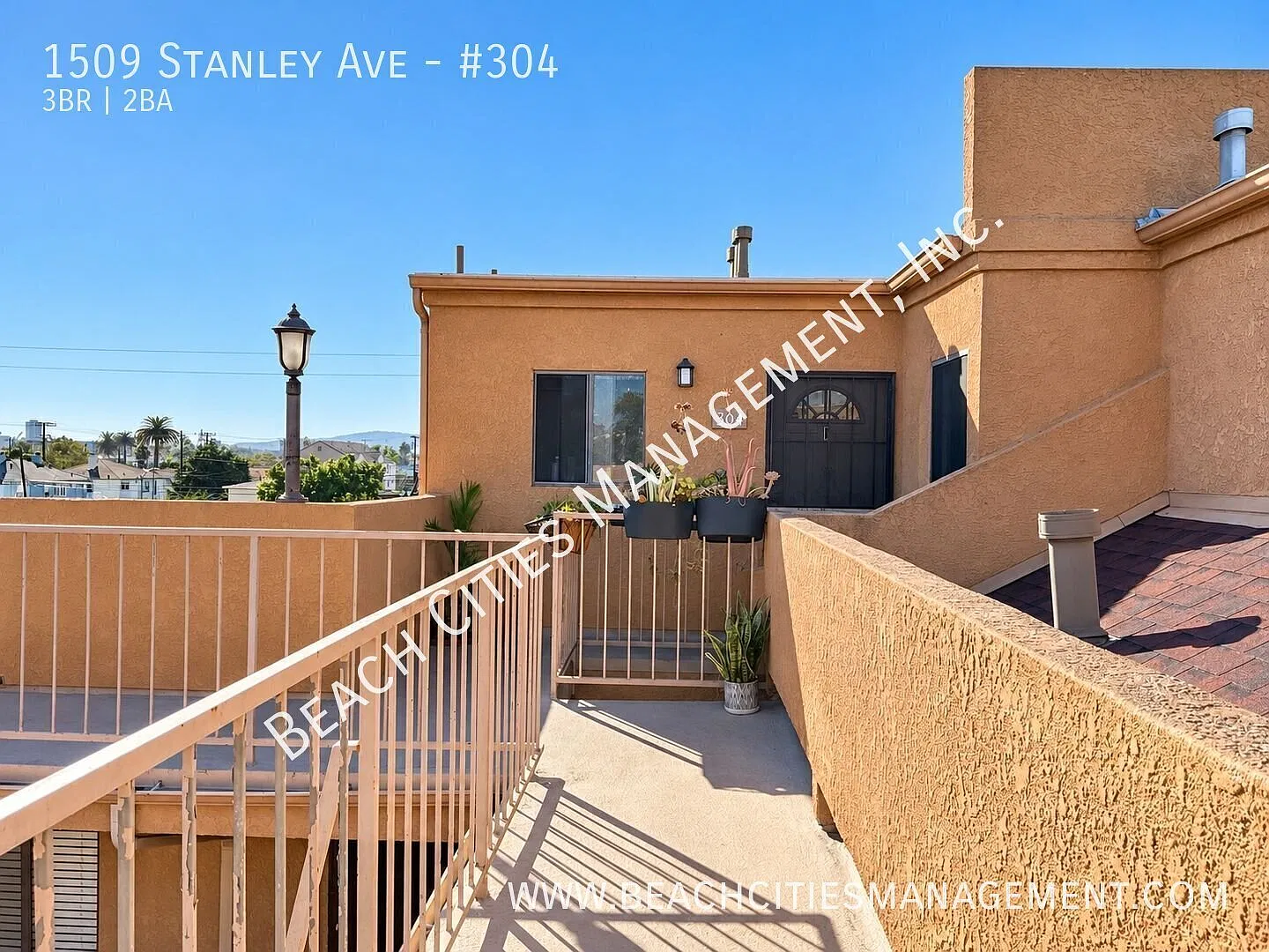 Spacious Top-Floor 3-Bedroom Corner Condo with 2 Parking Spaces — Photo 3