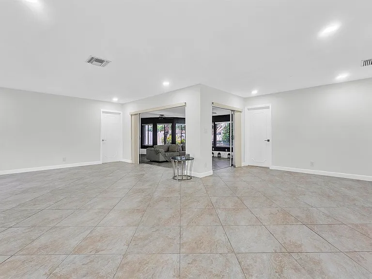 5921 NE 15th Ave — Photo 23
