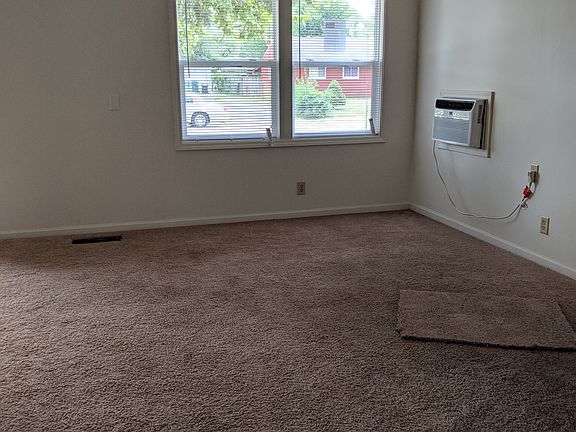 Spacious living room 