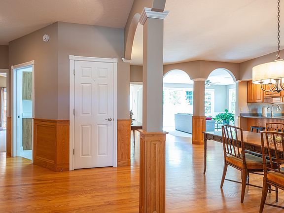 5th image of 933 S Fenbrook Ct