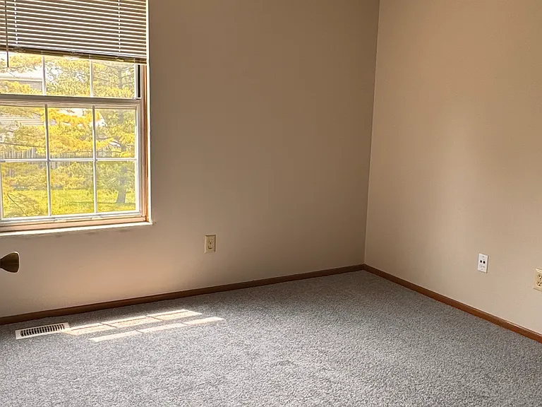 4933 Singleton Dr — Photo 6