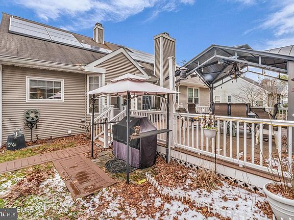 5th image of 19 Crown Cir